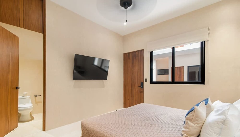 Spacious 3 Br w Private Pool Exclusive Gym
