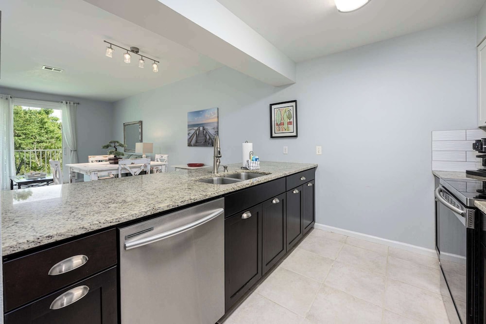 Sunshine & Whiskey Condo for 6 With Resort Amenities Near Grand Boulevard
