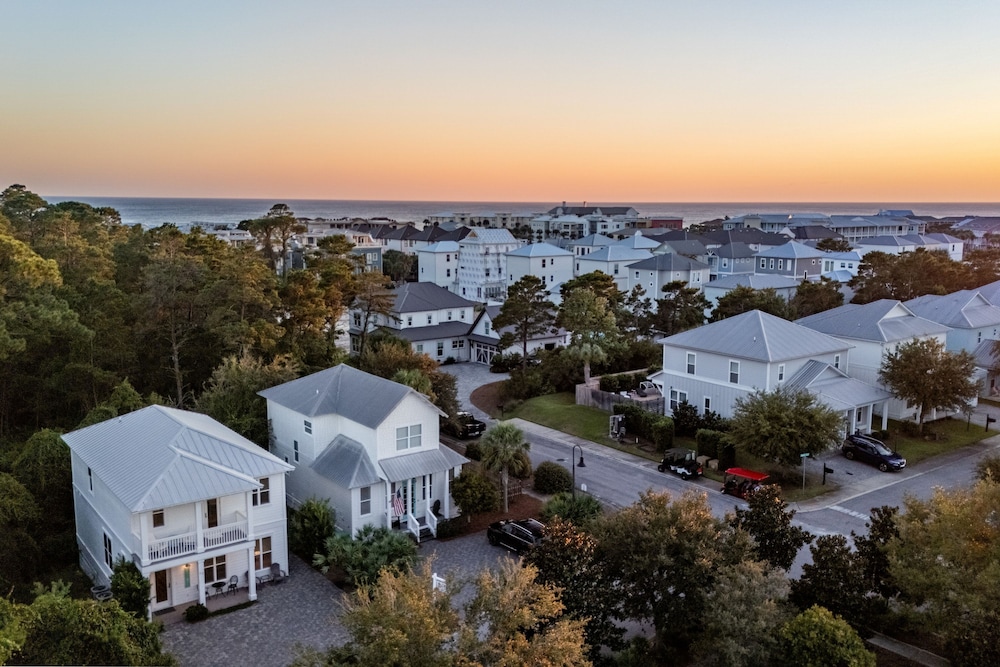 Gulf Coast Gem by Avantstay 3 Blocks to Beach Town Plaza Community Pool