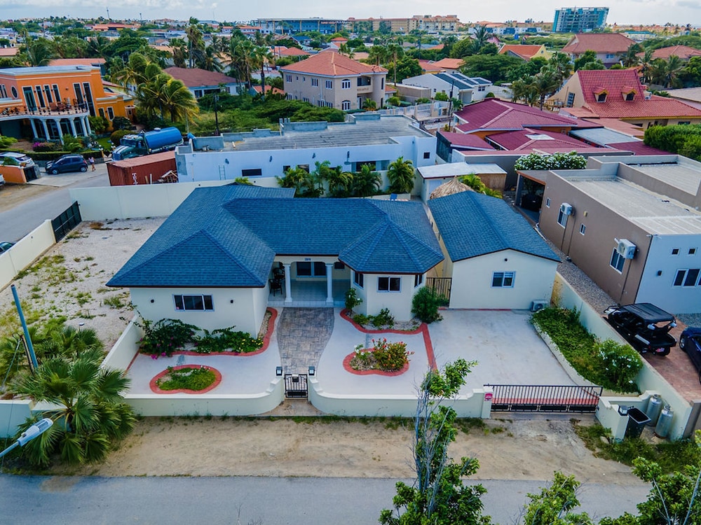 Newly Renovated 4BR 4BA Private Pool Eagle Beach