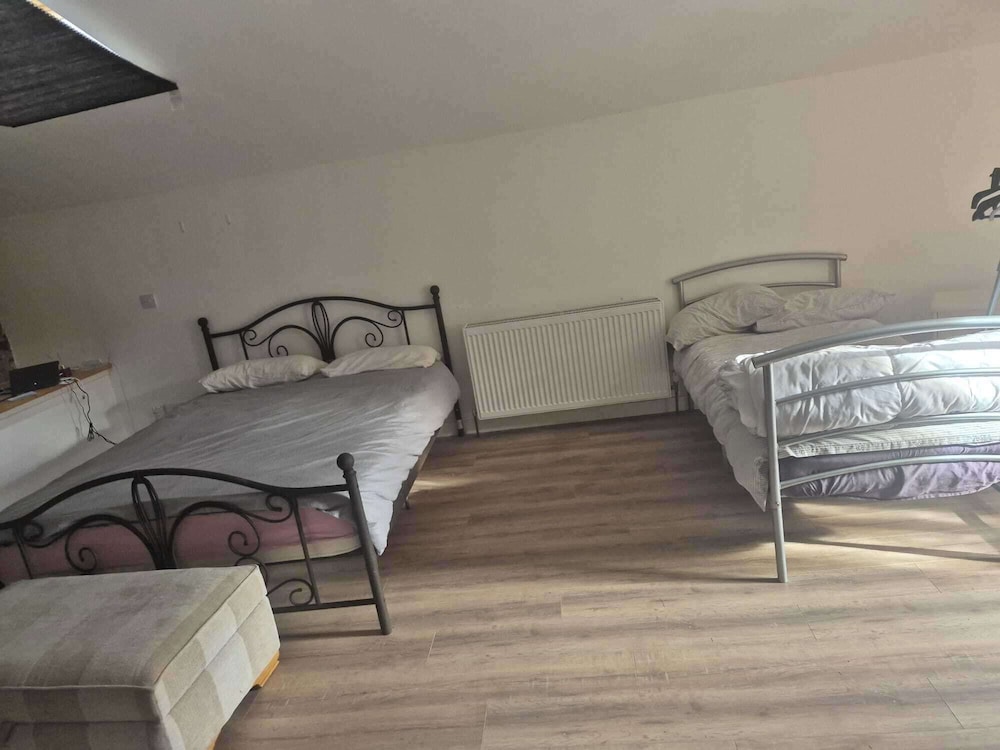 Hawick - House - Sleeps 9 - Hot Tub