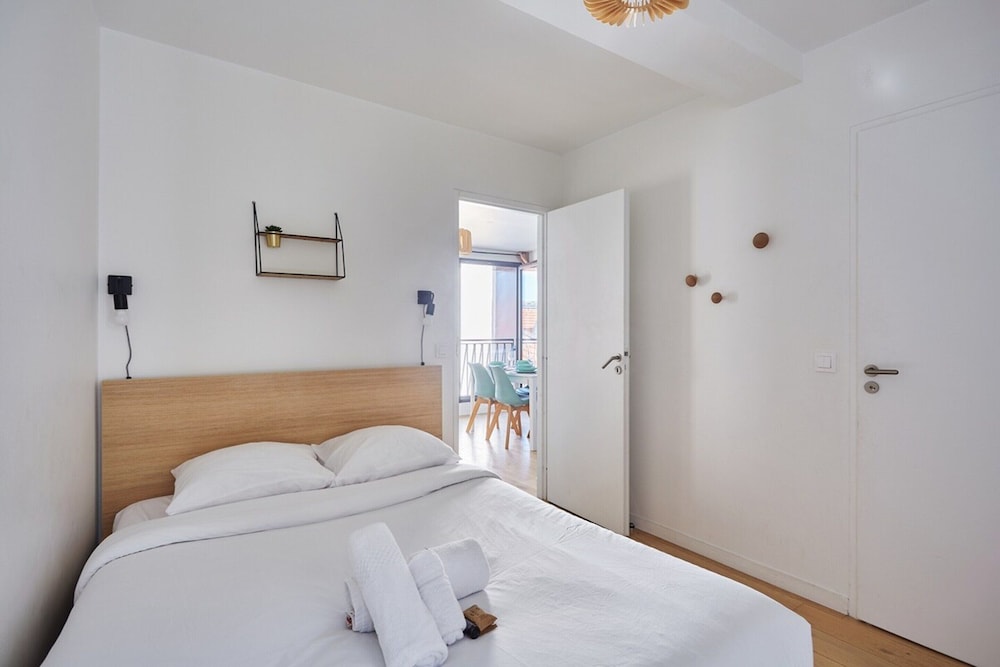 Modern Apartment Boulogne Facing