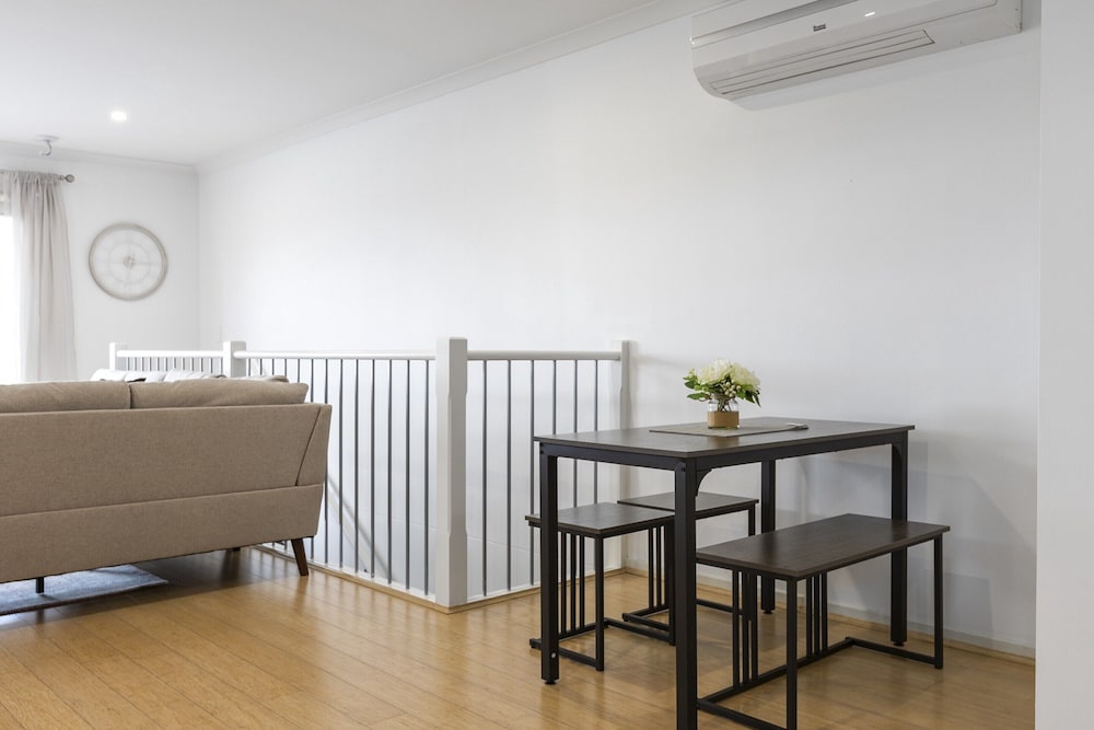 Spacious Corio Townhouse Near Ferry & Waterfront
