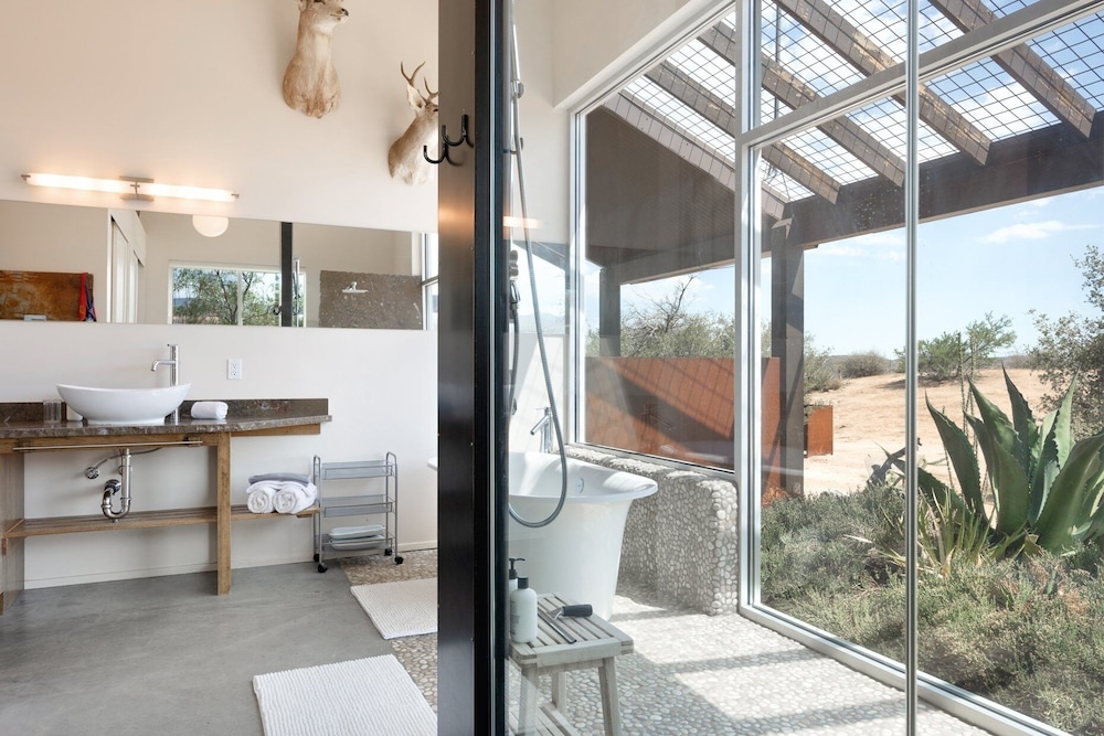 Jackalope Junction-pool, Hot Tub, Fire Pit, Bbq & Desert Views! 2 Bedroom Home by RedAwning