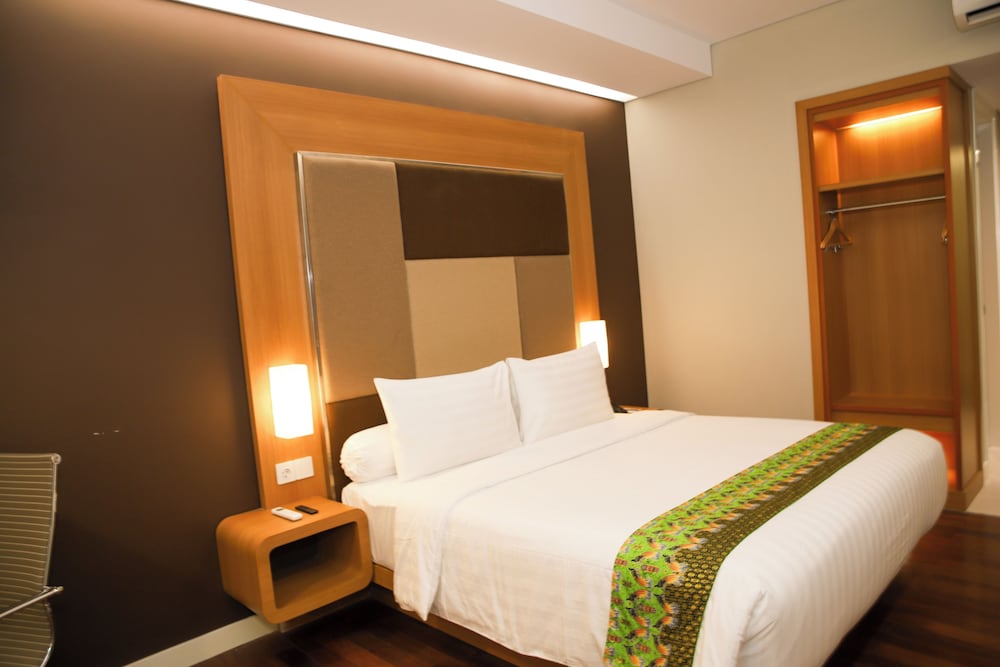 Front One Hotel Papua Lestari