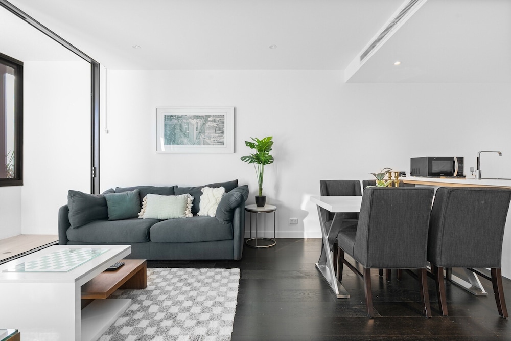 City Escape With Balcony & Resort-style Amenities