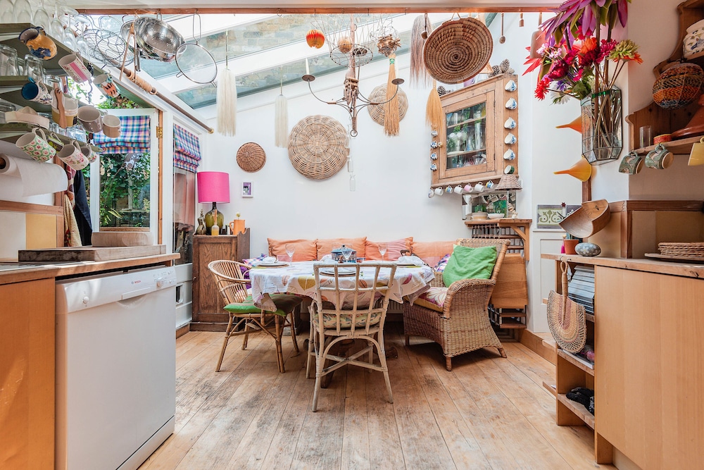 Enchanting Hammersmith Home Close to Shepherds Bush by Underthedoormat