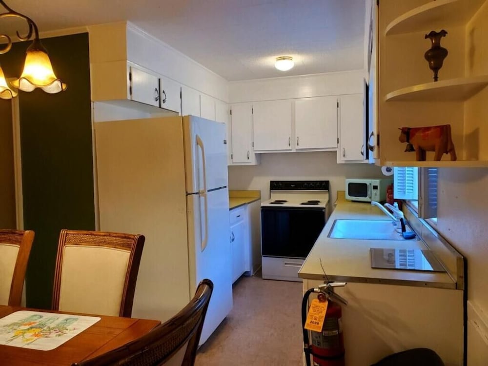 Meadowlark Motel with Restaurant & Bar