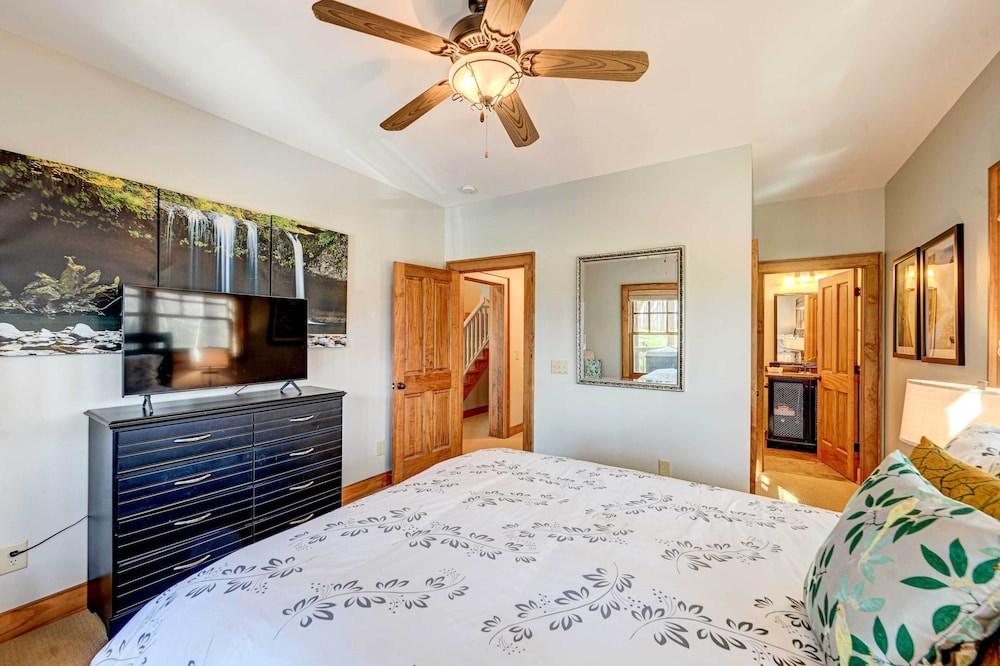 Spacious Cashiers Vacation Rental on Golf Course!