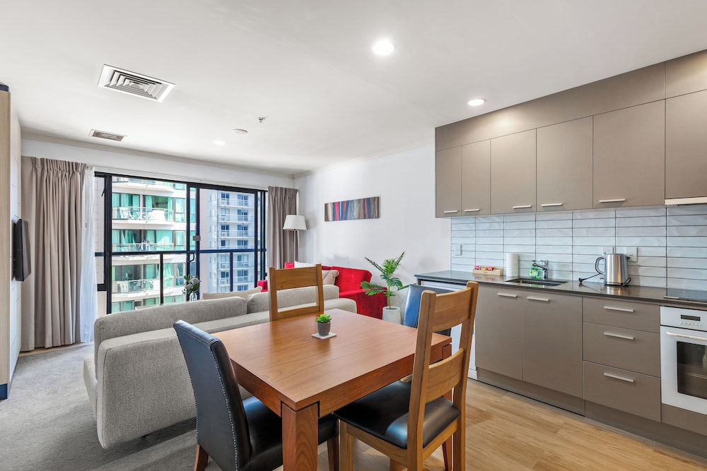 City Getaway 1BR Apt w Pool & Gym I Zodiak Stays