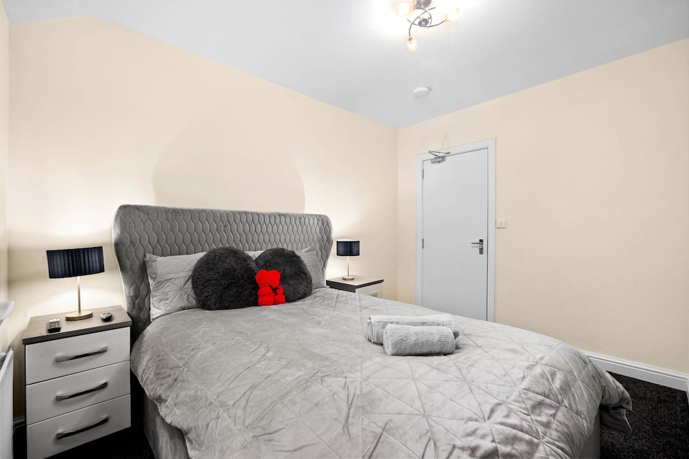 Harborne House 4 Bedroom Contractor Qe Hospital