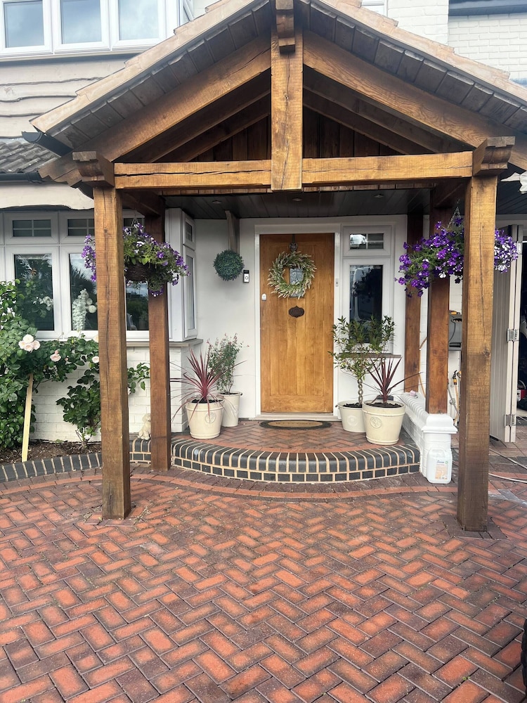 Staysolihull, Large Spacious Corner House,
