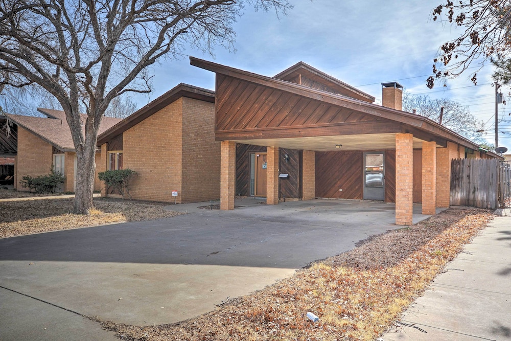 Lubbock Townhome w/ Grill Near TTU & Downtown! view 4