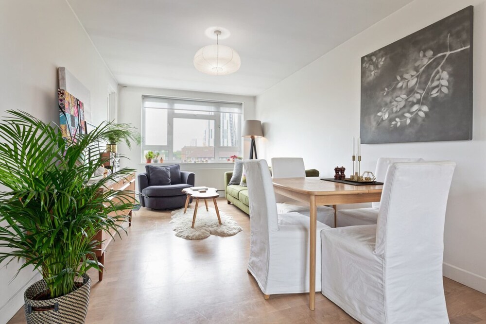 Lovely 2 Bed Apartment w Balcony nr River Thames