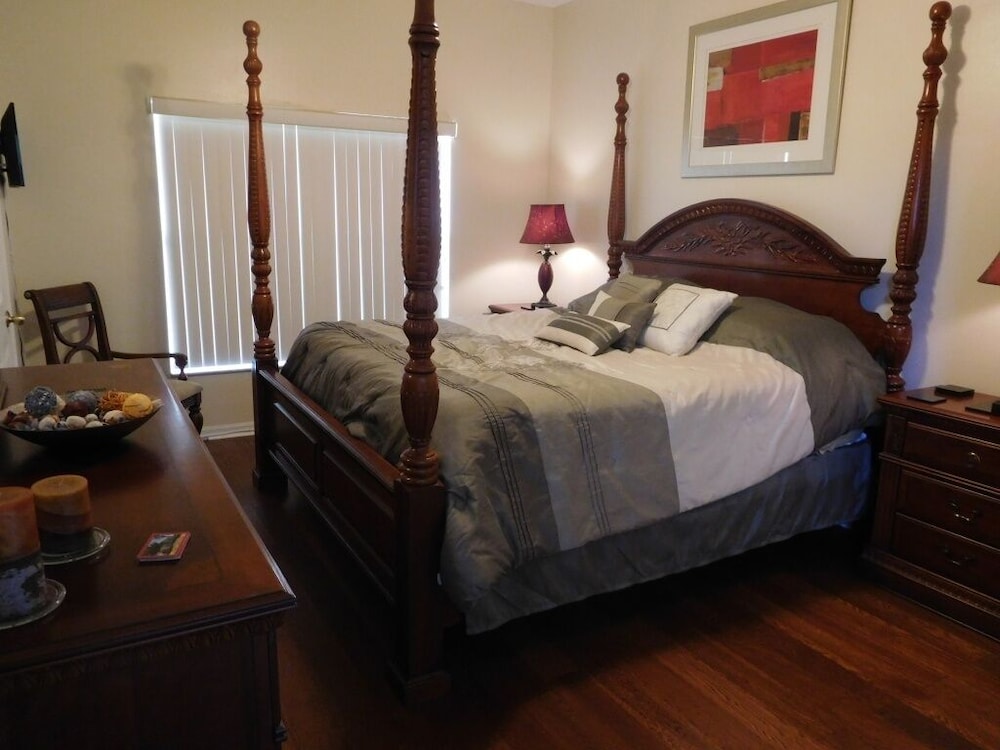 Palm Lake Villa 6 Bedroom Home