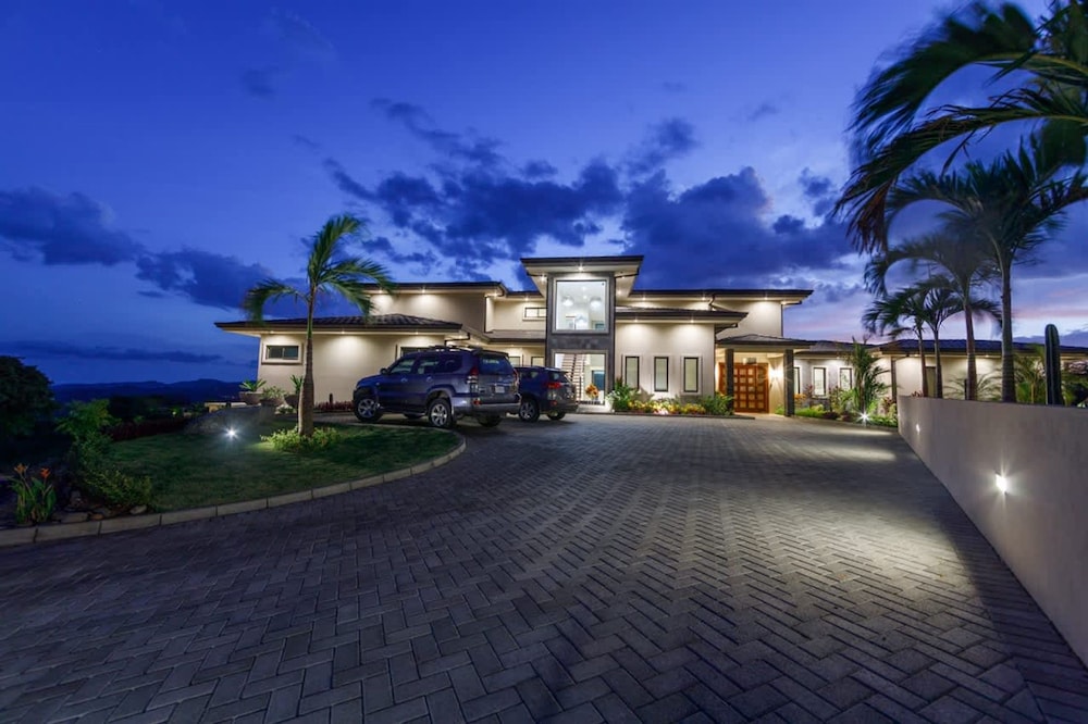 w Breathtaking 9BR Villa in Costa Rica
