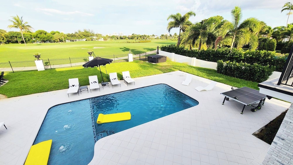 New 5 Bedroom Modern Villa on Golf Course