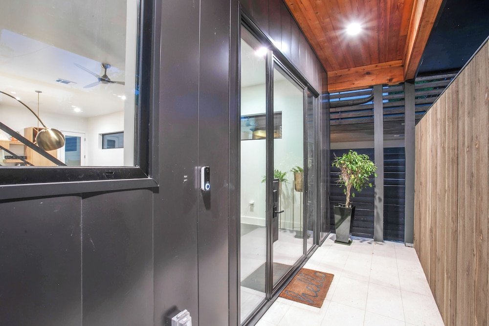 ATX South Lamar Creekside with Hot tub