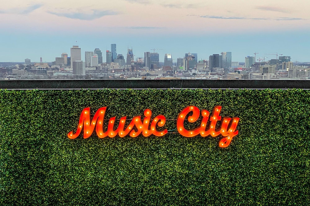 Rooftop DT City Views - Bluebird Karaoke - 14 Beds