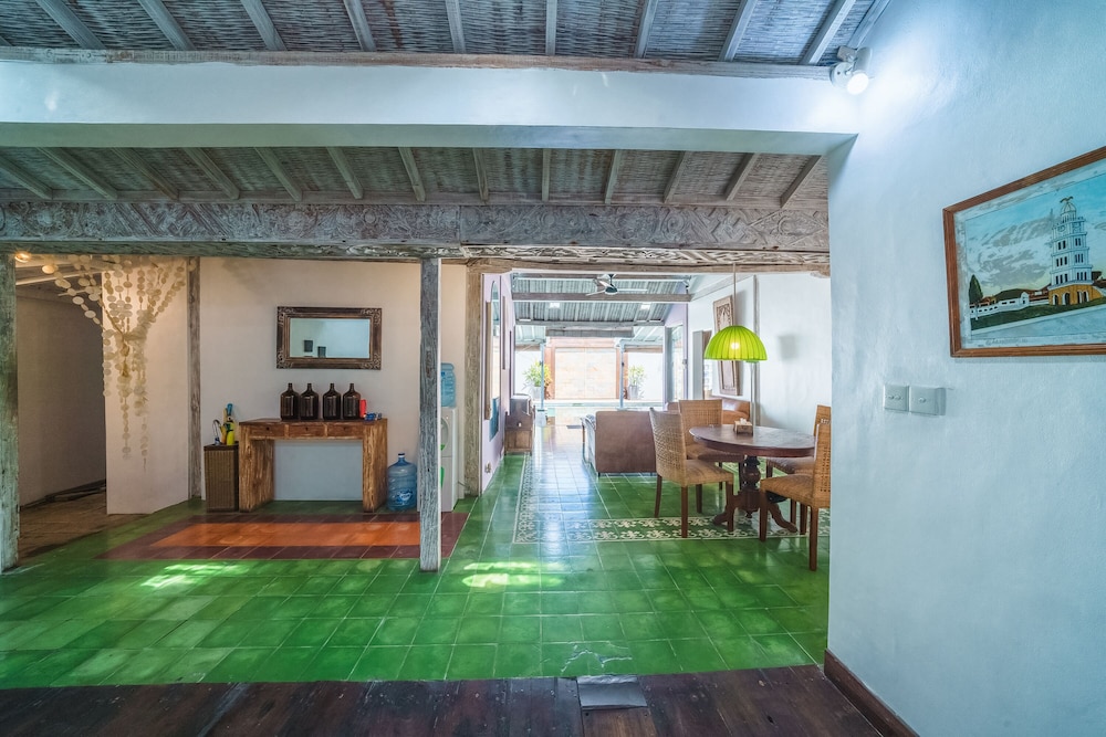 Villa West