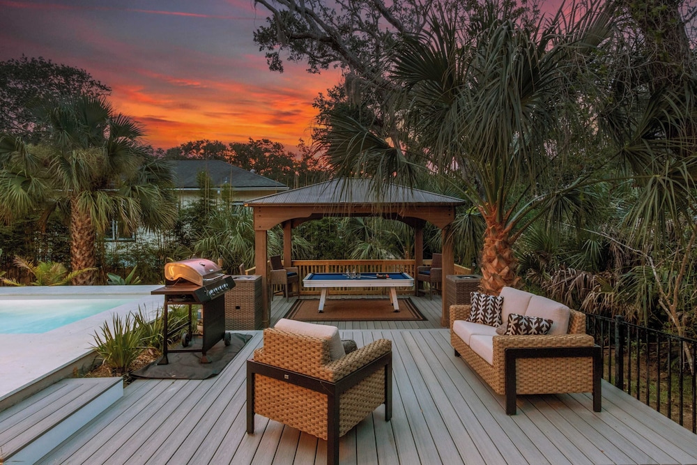 Serenity at Surfside by Avantstay Pool, Porches, Fire Pit & Arcade Near Vilano Beach