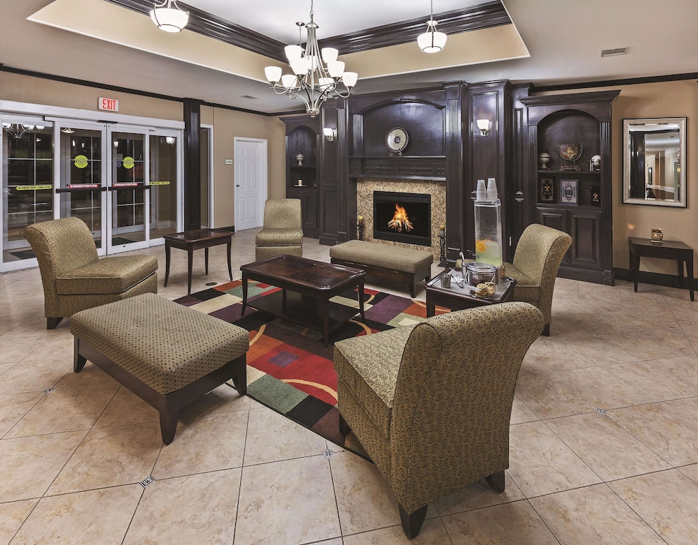 La Quinta Inn & Suites by Wyndham Livingston view 3