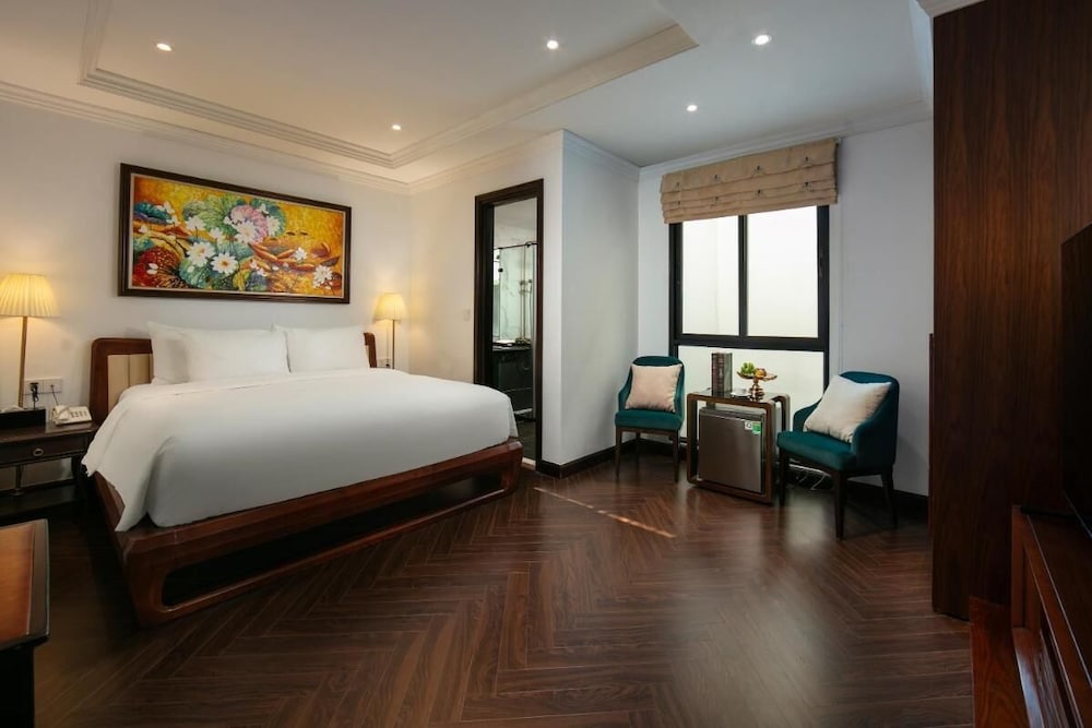 MAY DE Ville Crown Hotel 1