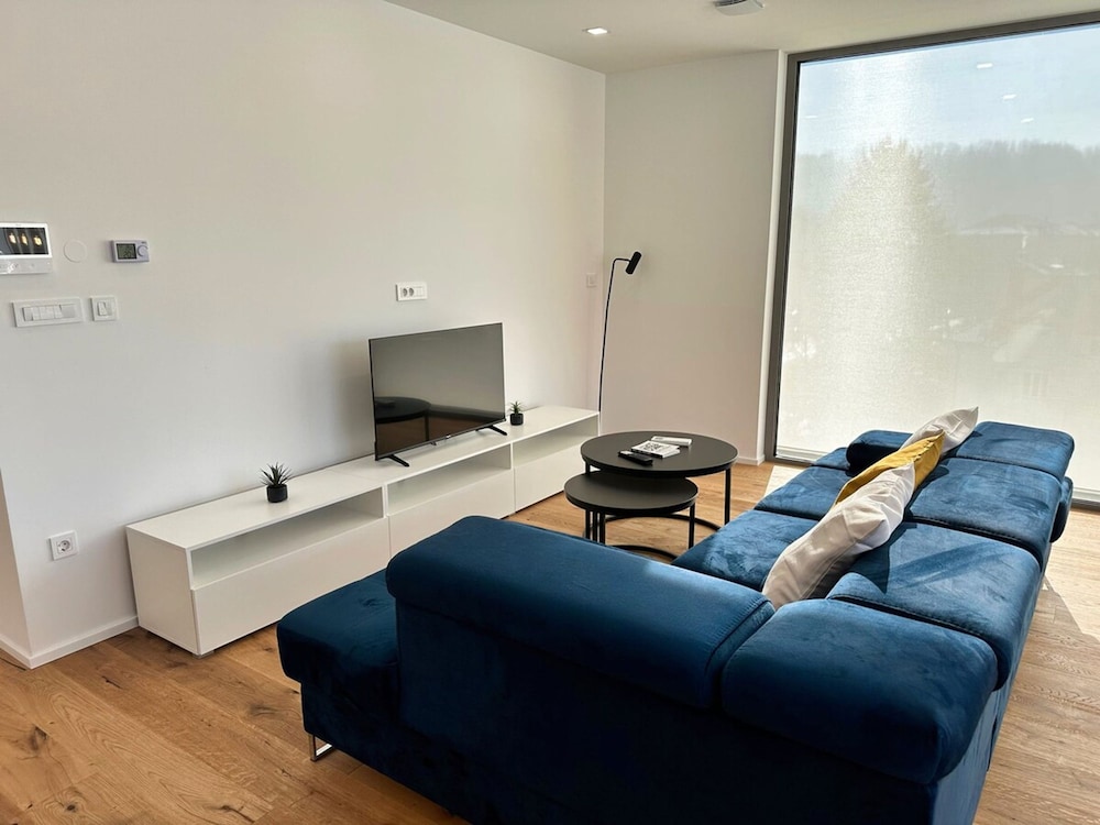 Garden Residence - Premium Castle View Apartment