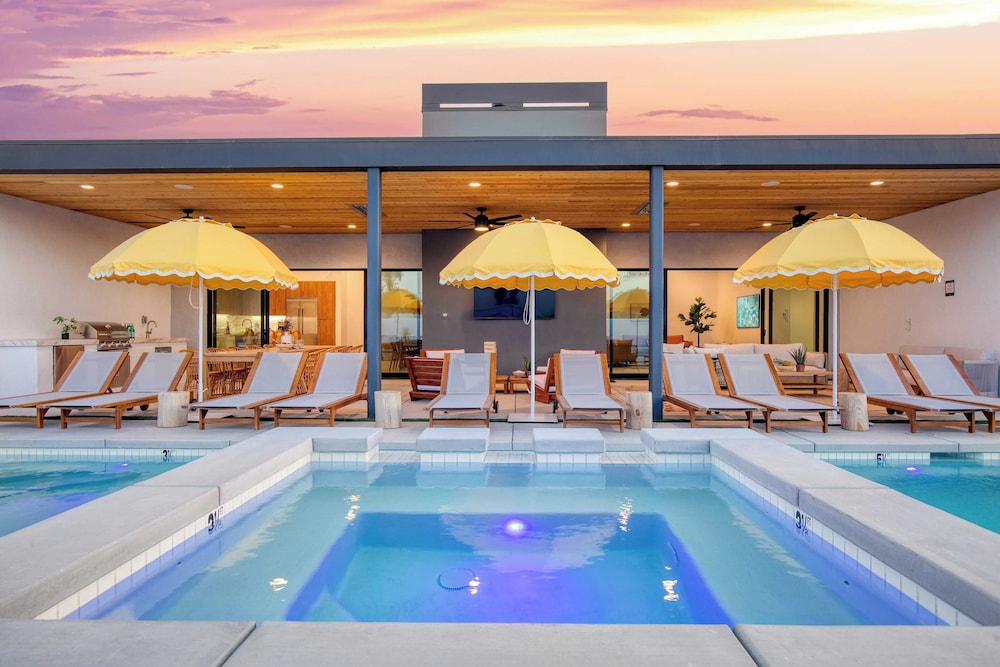 Sleeps 32 2 Villas, Pool, Putting Green+bocce Polo Villas Amara by Avantstay