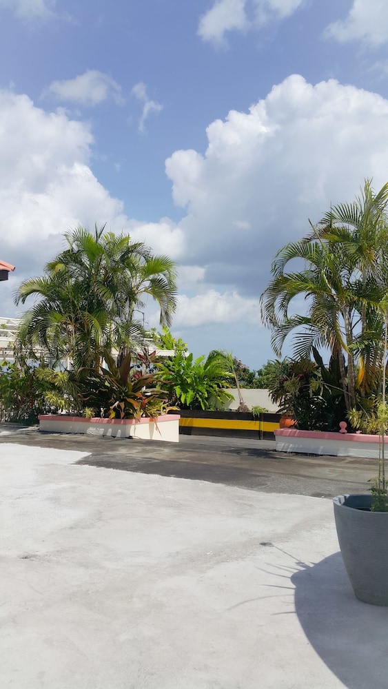 2 Bed Apt with Balcony at Runaway Bay