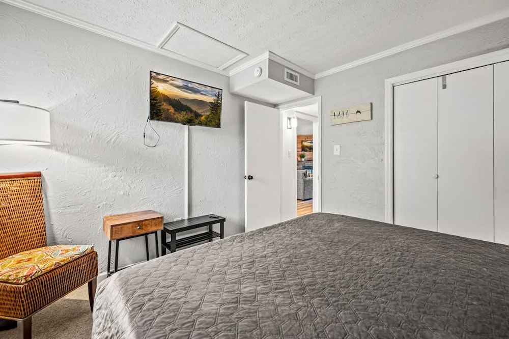 Two Bed Room Condo Mountain Views Indoor Pool