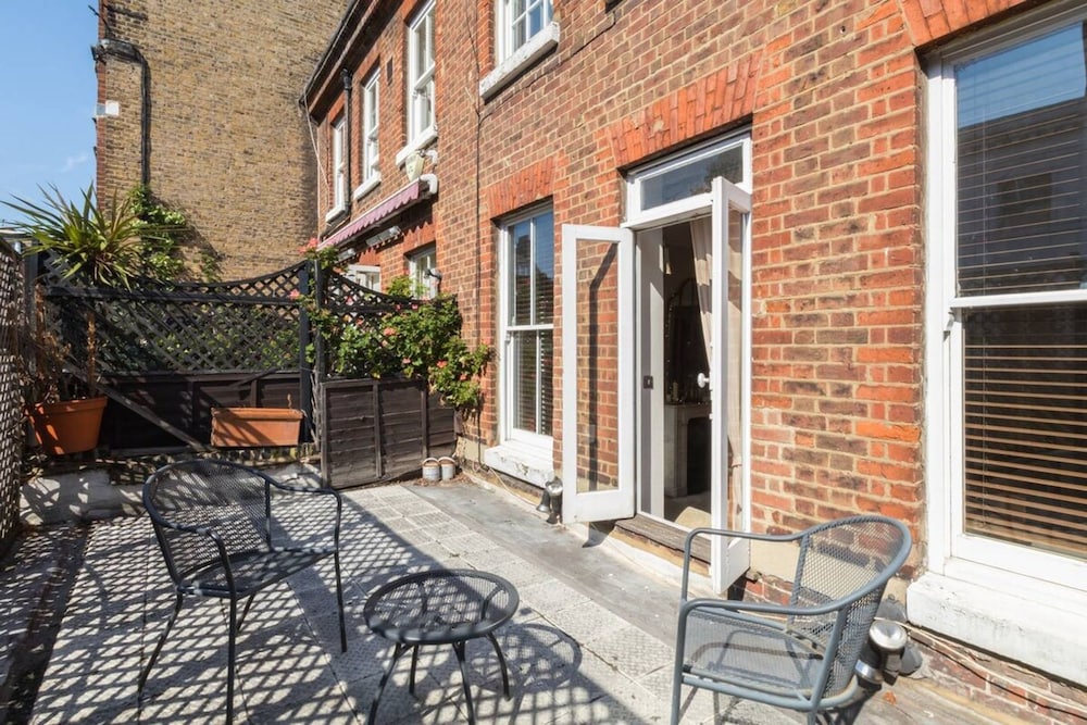 Stylish 1-bed With a Roof Terrace