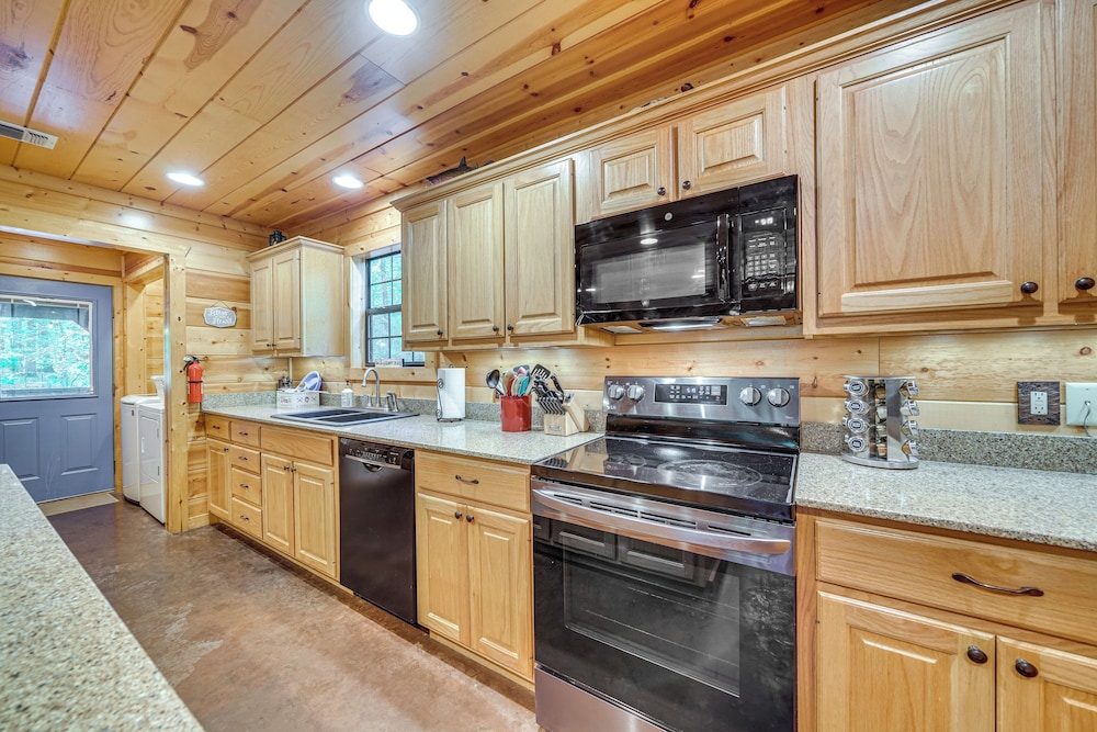 Hot Tub + Game Room: Family Retreat in Broken Bow