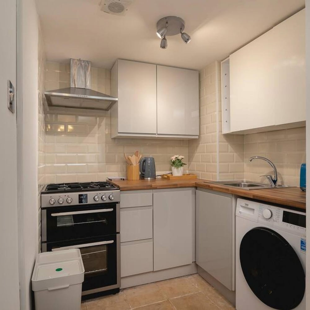 Short Walk to I360 and Beach 5 Condo With Patio view 5