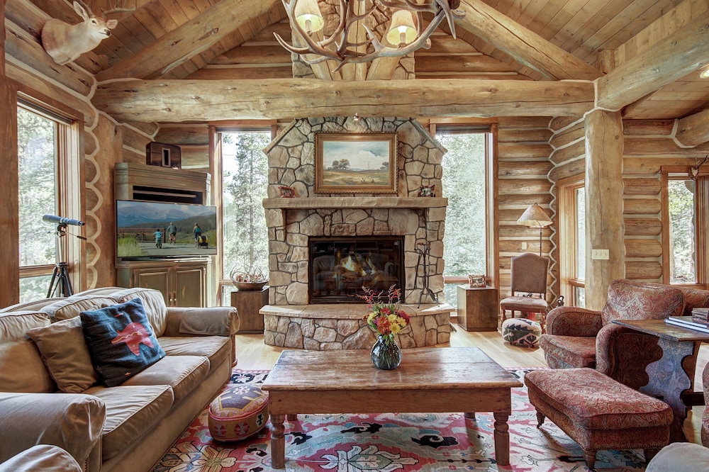Bear Lodge 6 Bedroom Home by RedAwning