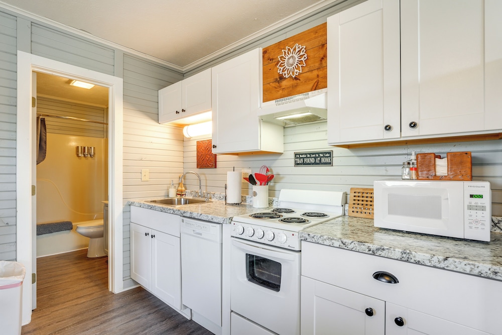 Lake Views & On-site Hiking: Cape Fair Cottage