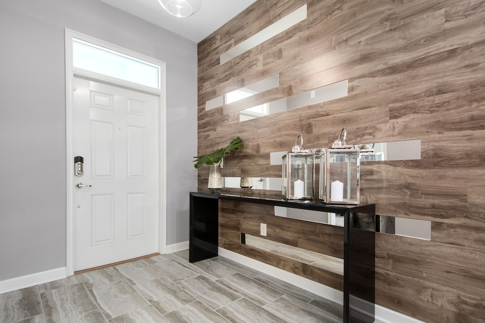 8 BD 5 BH Pool and Spa - Image 3