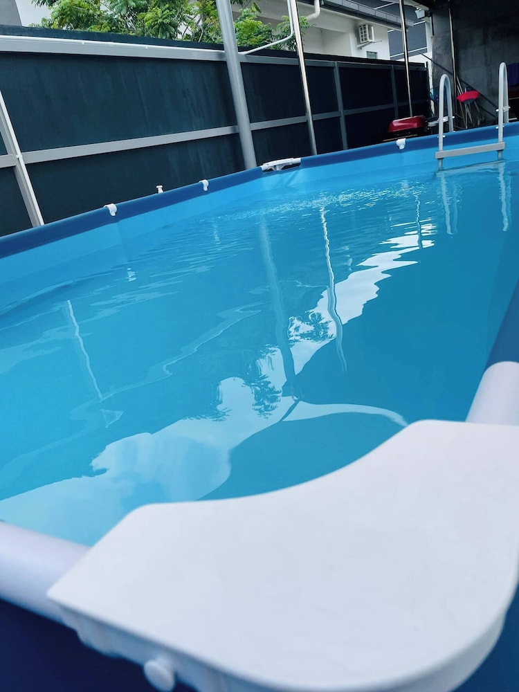 Spacious Family Homestay in Durian Tunggal With Private Pool