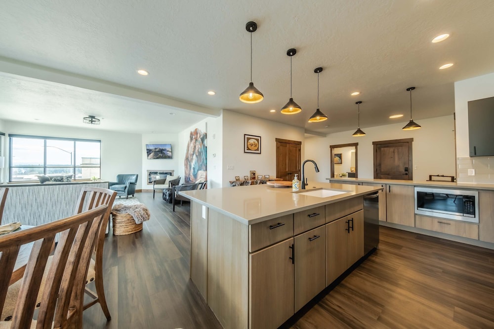 Downtown Penthouse Condo For 4!