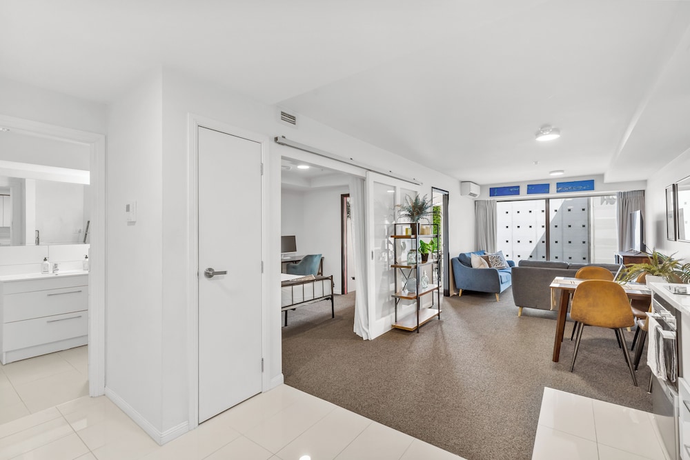 2BR Apt with Parking in Prime Spot Zodiak Stays