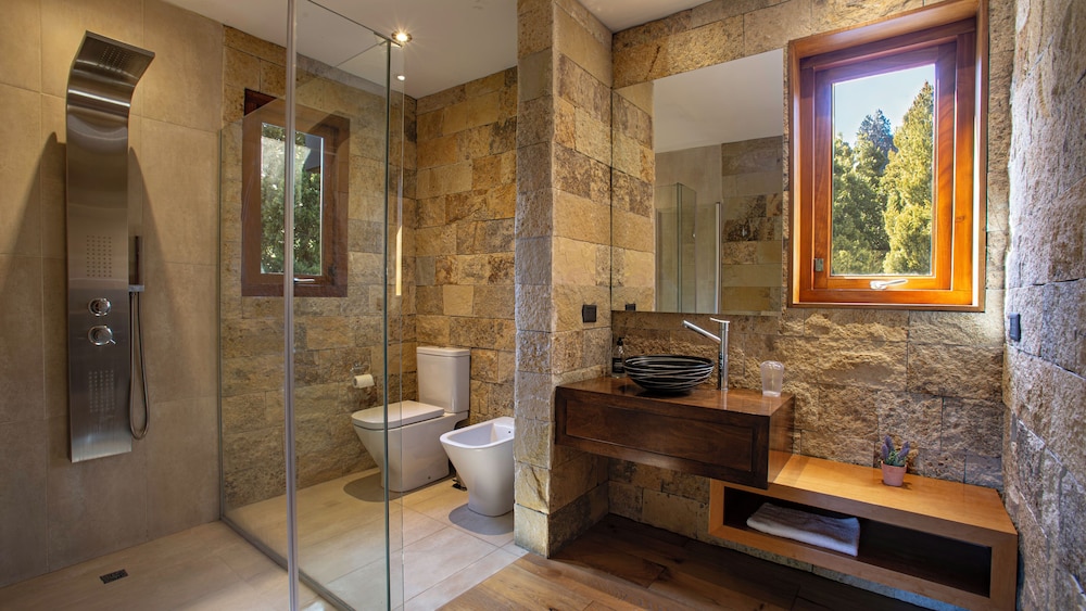 Stunning 4-Bedroom House Large Garden and Pool H61 by Apartments Bariloche