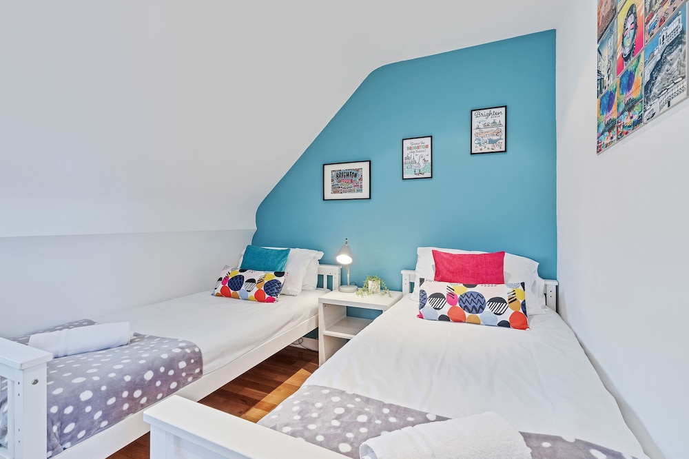 Majestic Mews Apartment with Free Parking | By My Getaways