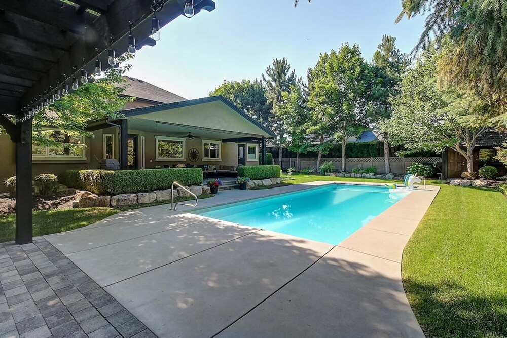 Private Luxury Oasis w Pool HT Parking - Image 2