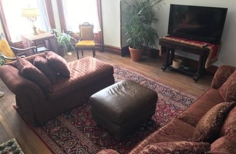 Vineyard Mansion & Carriage House Bed & Breakfast