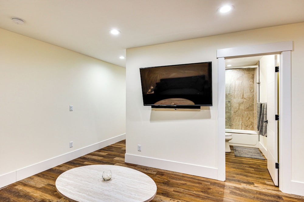 Quiet PNW Base: Walkable Apt in Normandy Park