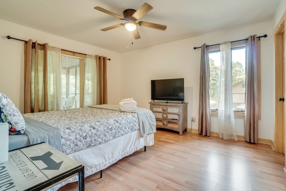 Spacious Rustic Helen Abode ~ 1/2 Mi From Tubing! view 5