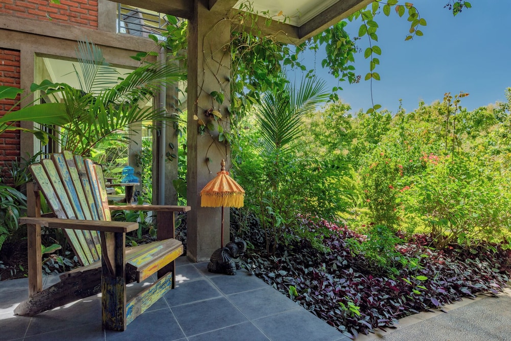 Alamanda Lovina Resort
