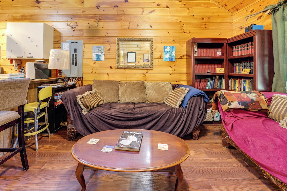 Rustic, Woodsy Cabin in Palestine w/ Pool Table!