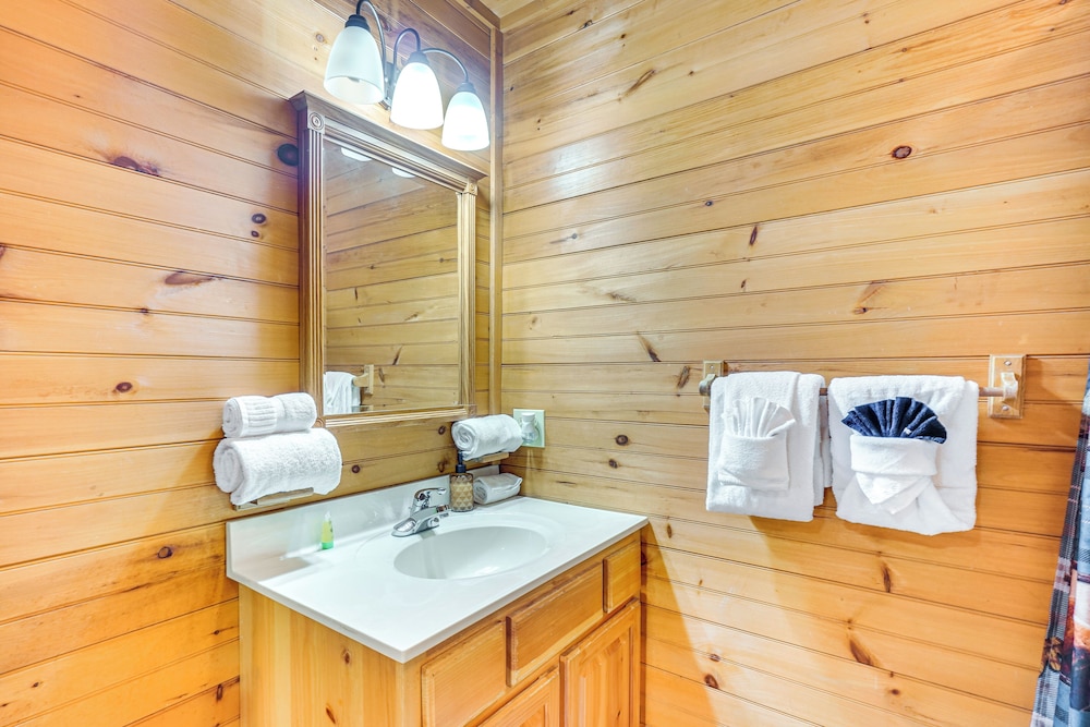 5 Mi to Gsmnp: Cabin w/ Hot Tub & Game Area