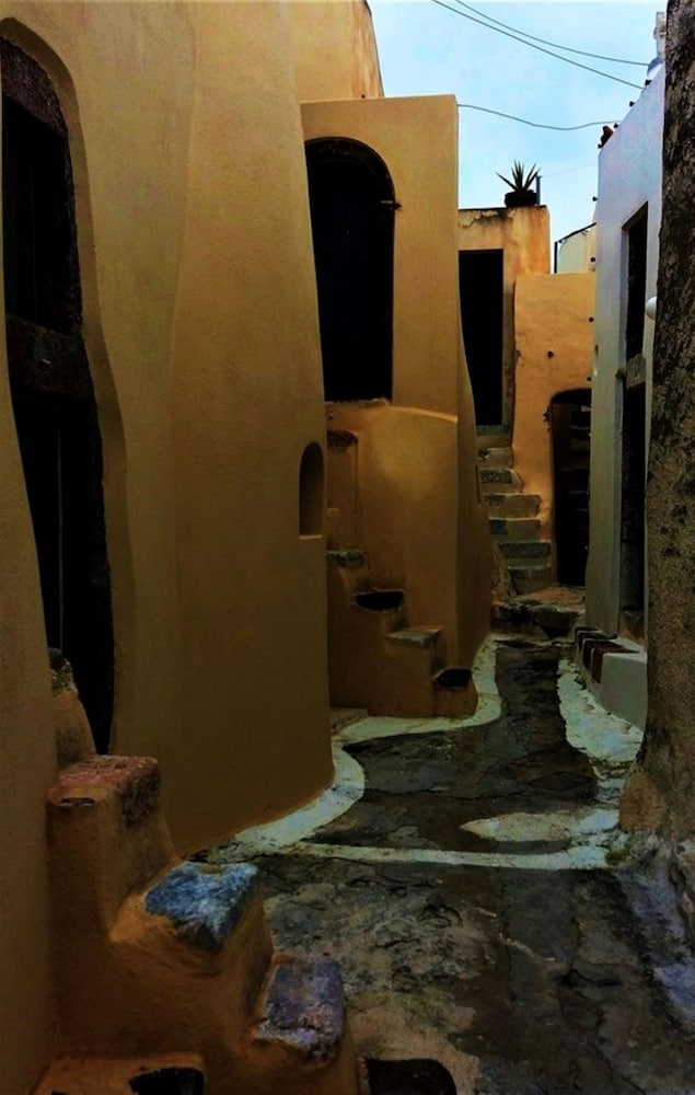 Loukas Kontos Traditional House view 3